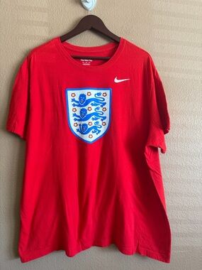 Nike Men’s Red England Crest Short Sleeve Tee Size XXL